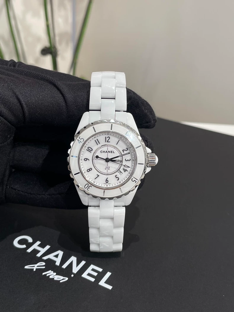 Chanel J12 Series H0968 Watch (second hand)